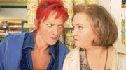Als Rita (Gaby K&ouml;ster, l.) erf&auml;hrt, dass Gisis Freundin Helga (Hella von Sinnen) das Geld f&uuml;r Gisis Hochzeit Didi gegeben hat, um es mit einem Termingesch&auml;ft zu verdoppeln, kann sie sich kaum z&uuml;geln...