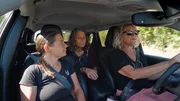 Auf einem Roadtrip versucht Yvonne St Cyr, Liz Smith (li.) eine britische Filmemacherin, und Noelle Cook (re.) eine amerikanische Ethnografin von ihrer Weltsicht zu &uuml;berzeugen.