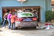 Frankie (Patricia Heaton, 2.v.l.) erklärt sich bereit, auf das neue Auto ihrer Nachbarn aufzupassen und beschließt, selbst damit zu fahren. Entsetzt stellt sie bald fest, dass sich Mike (Neil Flynn, l.), Brick (Atticus Shaffer, 3.v.l.) und Axl (Charlie McDermott, r.) das Auto ebenfalls ausgeliehen haben ... Frankie (Patricia Heaton, 2.v.l.) erklärt sich bereit, auf das neue Auto ihrer Nachbarn aufzupassen und beschließt, selbst damit zu fahren. Entsetzt stellt sie bald fest, dass sich Mike (Neil Flynn, l.), Brick (Atticus Shaffer, 3.v.l.) und Axl (Charlie McDermott, r.) das Auto ebenfalls ausgeliehen haben ...