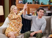 Gemma Johnson (Beth Behrs, l.); Dave Johnson (Max Greenfield, r.)