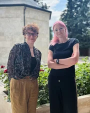 Alice Roberts (r.)