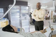 Im Krankenhaus trifft Miranda auf die abenteuerlustige Morgan (Amy Landecker, l.), w&auml;hrend sich Richard (James Pickens Jr., r.) Sorgen um seine alte Freundin Miranda macht ...