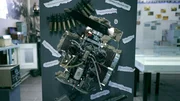 Im Februar 2025 durchschlug eine russische Drohne die Stahlbetonh&uuml;lle des stillgelegten Reaktors. Tr&uuml;mmer davon sind in den B&uuml;ros des Kraftwerks ausgestellt.