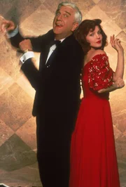 W&auml;hrend seiner Ermittlungen trifft Lt. Drebin (Leslie Nielsen, l.) die sch&ouml;ne Jane (Priscilla Presley, r.) wieder, mit der er zwei Jahre zuvor eine leidenschaftliche Aff&auml;re hatte. Die alte Liebe glimmt noch immer ...