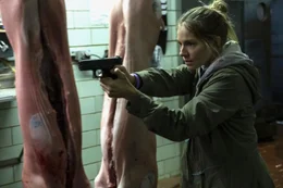 Frankie Burns (Sienna Miller)