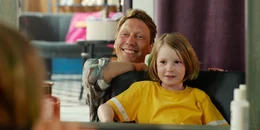Ella (Agnes Colliander) zeigt ihrem Onkel Tommy (Simon J. Berger Simon) ihre gr&uuml;n gef&auml;rbten Haare.