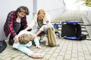 Kathi (Mandy Neidig) und Manuel (Daniel Sellier, l.) finden Kai (Alexander Vukomanovic) in einem hilflosen Zustand.