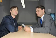 Patrick (Bj&ouml;rn Harras, li.) macht im entscheidenden Moment einen R&uuml;ckzieher und bringt es nicht &uuml;ber sich, Gerner (Wolfgang Bahro) die Wahrheit &uuml;ber seine Mitschuld an der Entf&uuml;hrung zu gestehen.