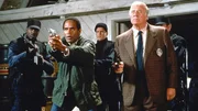 Nordberg (O.J. Simpson, 2.v.li.) und Captain Hocken (George Kennedy, re.)