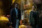 Der Polizist Andre Davis (Chadwick Boseman, l.) und die Drogenermittlerin Frankie Burns (Sienna Miller, r.) durchk&auml;mmen auf ihrer Suche nach zwei fl&uuml;chtigen M&ouml;rdern die Stra&szlig;en Manhattans.