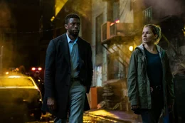 Der Polizist Andre Davis (Chadwick Boseman, l.) und die Drogenermittlerin Frankie Burns (Sienna Miller, r.) durchk&auml;mmen auf ihrer Suche nach zwei fl&uuml;chtigen M&ouml;rdern die Stra&szlig;en Manhattans.