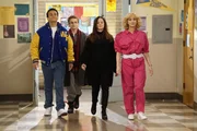 "Die Goldbergs", "Der Breakfast-Club." Kaum hat das neue Schuljahr begonnen, finden sich die Goldberg-Kids beim Nachsitzen wieder. Zu verdanken haben sie das zweifelhafte Vergn&uuml;gen ihrer Mutter Beverly. Als neue Vertretungslehrerin will sie Biss beweisen und beschlie&szlig;t, besonders hart durchzugreifen. W&auml;hrend sich Barry und Erica im Selbstmitleid suhlen, scheint einzig Adam der Angelegenheit Positives abgewinnen zu k&ouml;nnen. Er wittert in der Repressalie eine perfekte Gelegenheit, endlich sein Nerd-Image abzustreifen. Im Bild (v.li.): Troy Gentile (Barry Goldberg), Sean Giambrone (Adam Goldberg), Hayley Orrantia (Erica Goldberg), Wendi McLendon-Covey (Beverly Goldberg).