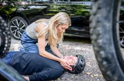 Larissa (Anna Karolin Berger, l.) erkennt geschockt, dass sich Kilian (Anthony Paul, r.) schwer verletzt hat. Larissa (Anna Karolin Berger, l.) erkennt geschockt, dass sich Kilian (Anthony Paul, r.) schwer verletzt hat.
