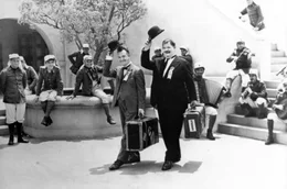 Stan (Stan Laurel, li.) und Ollie (Oliver Hardy, re.) begreifen den Ernst ihrer Lage &uuml;berhaupt nicht: Statt zu fliehen, bieten sie noch fr&ouml;hlich eine Gesangs- und Tanzeinlage dar.