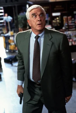 Nur einer kann mehr &uuml;ber den &uuml;blen Terror-Coup erfahren und den Verbrecher stoppen: Frank Drebin (Leslie Nielsen)!