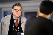 Oliver Platt als Dr. Daniel Charles (l.)