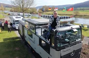Friso Richter in einem Skydancer Wohnmobil. Friso Richter in einem Skydancer Wohnmobil.