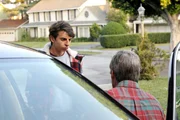 Matt (Moises Arias, l.) wendet sich an Mike (Neil Flynn, r.), weil er dringend mit Sue über deren Liebeserklärung reden will. Mike hat jedoch keine Zeit für ihn, muss er doch alle Spuren beseitigen, die beweisen, dass die Hecks unerlaubt mit dem Auto der Nachbarn gefahren sind ... Matt (Moises Arias, l.) wendet sich an Mike (Neil Flynn, r.), weil er dringend mit Sue über deren Liebeserklärung reden will. Mike hat jedoch keine Zeit für ihn, muss er doch alle Spuren beseitigen, die beweisen, dass die Hecks unerlaubt mit dem Auto der Nachbarn gefahren sind ...