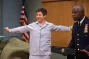 "Brooklyn Nine-Nine", "In jedweder Hinsicht optimal." Jake wird ein Fall von Vandalismus zugeteilt, den er eigentlich unter seiner W&uuml;rde empfindet. Schlie&szlig;lich hat er mehr Ganoven verhaftet als jeder andere auf dem Revier. Dumm nur, dass es sich sein neuer Chef K&auml;pt'n Holt partout in den Kopf gesetzt hat, Jake Diszplin einzuimpfen. Kurzerhand verfolgt er Jake auf Schritt und Tritt, um ihm auf die Finger zu schauen. Als es den beiden tats&auml;chlich gelingt, den T&auml;ter auf frischer Tat zu ertappen, geraten sie in einen Loyalit&auml;tskonflikt.Im Bild (v.li.): Andy Samberg (Jake Peralta), Andr&eacute; Braugher (Ray Holt).
