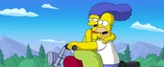 Auch nach vielen Ehejahren k&ouml;nnen Marge (l.) und Homer (r.) immer noch romantische Stunden zu zweit genie&szlig;en ...