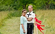 Captain Sharp (Bruce Willis), der laut Suzy als &bdquo;dumm und traurig&ldquo; gilt, ist auch der Liebhaber von Mrs. Bishop (Frances McDormand), Suzys Mutter.