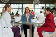 Hannah (Maike Bollow, M.) ist verunsichert weil Wolfgang sich merkw&uuml;rdig benimmt. Sie bittet Julia (Mirka Pigulla, l.) und Rebecca (Milena Straube, r.) um Rat.