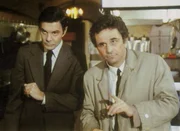 In der K&uuml;che des ermordeten Vittorio Rossi versuchen Lt. Columbo (Peter Falk) und der einflu&szlig;reiche Feinschmecker-Kritiker Paul Gerard (Louis Jourdan, li.) den Mord nachzuvollziehen.