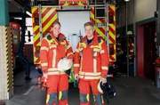 Feuerwehrfrau Andra Lorenzen und ihr Kollege Oke Petersen von der Berufsfeuerwehr Flensburg gew&auml;hren offene Einblicke in ihren fordernden Alltag, vom intensiven Einsatz bei einem Hausbrand bis zum kollegialen Miteinander danach. Ihr Job birgt ein hohes Risiko. Umso wichtiger ist neben einer guten Ausbildung der Teamgeist in schwierigen Situationen.