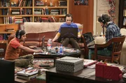 "The Big Bang Theory", "Der Stelzen-Traum." Als Sheldon beim Online-Game verliert, st&uuml;rzt ihn das in eine schwere Sinnkrise. Er will sich nun neue Herausforderungen suchen. Inzwischen trifft Penny &uuml;berraschend auf ihren Ex-Freund Zack. Dieser ist frisch verlobt. Au&szlig;erdem bietet er Penny einen Job an. Da sie mit ihrer derzeitigen Arbeit unzufrieden ist, will sie sich das Angebot &uuml;berlegen. Als Leonard davon erf&auml;hrt, ist er entsetzt. Im Bild (v.l.i): Kunal Nayyar (Rajesh Koothrappali), Jim Parsons (Sheldon Cooper), Simon Helberg (Howard Wolowitz).