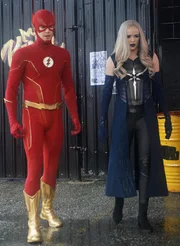 Barry Allen alias The Flash (Grant Gustin, l.); Frost (Danielle Panabaker, r.)