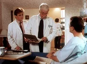 Jesse (Charlie Schlatter, l.) und Mark (Dick Van Dyke, M.) haben einige Laborergebnisse erhalten, die mit dem tats&auml;chlichen Zustand des Patienten Dave (Todd Kimsey, r.) nur wenig zu tun haben.