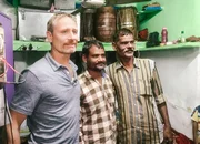Chrigu und Sepp - Zwei F&auml;uste und ein Halleluja Folge 2 Indien Sepp mit indischen Trommlern in Neu Dehli  Copyright: SRF NO SALES NO ARCHIVES  Die Ver&ouml;ffentlichung im Zusammenhang mit Hinweisen auf die Programme von Schweizer Radio und Fernsehen ist honorarfrei  und muss mit dem Quellenhinweis erfolgen. Jede weitere Verwendung ist honorarpflichtig, insbesondere auch der Wiederverkauf. Das Copyright bleibt bei Media Relations SRF. Wir bitten um Belegexemplare. Bei missbr&auml;uchlicher Verwendung beh&auml;lt sich das Schweizer Radio und Fernsehen zivil- und strafrechtliche Schritte vor.