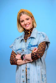 Stadt Wien und ORF pr&auml;sentieren ESC-Programm und gr&ouml;&szlig;tes Side-Event-Programm in der Geschichte des Song Contest - In knapp f&uuml;nf Wochen wird Wien abermals zur gr&ouml;&szlig;ten B&uuml;hne Europas, wenn die Bundeshauptstadt zum mittlerweile dritten Mal den Eurovision Song Contest bei sich beheimatet. Einerseits ist mit der Wiener Stadthalle eine international etablierte Spitzenlocation Austragungsst&auml;tte der beiden Halbfinale und der Finalshow. Andererseits wird der Wiener Rathausplatz im Herzen der Stadt zum zentralen Schauplatz der ESC-Woche und ersten Treffpunkt f&uuml;r ESC-Fans aus Wien, &Ouml;sterreich und ganz Europa. Der Eurovision Song Contest ist noch viel mehr Programm im ORF, er ist ein Content-Feuerwerk aller Medien des ORF, er ist ein 360-Grad-Erlebnis auf allen Ebenen. Von den gro&szlig;en Prime-Time-Shows in ORF 1 bis tief hinein in den digitalen Kosmos. Im Bild: Fanny Stapf moderiert die &bdquo;Opening Ceremony&ldquo;.