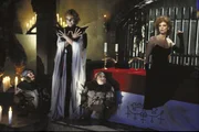 Rebecca (Lisa Pelikan,r.) und Malcolm Graves (Michael Des Barres). . Ghoulies