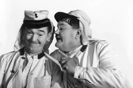 G&auml;nzlich fehl am Platz: Als Soldaten bei der Fremdenlegion erweisen sich Stan (Stan Laurel, re.) und Ollie (Oliver Hardy, li.) als schrecklich tollpatschig.