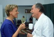 Nikola (Mariele Millowitsch) hat einen neuen Job in der Uniklinik gefunden. Mit ihrem neuen Chef, Dr. Bender (Herbert Meurer), versteht sie sich auf Anhieb.