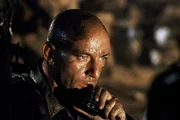 Der Kampf in den Stra&szlig;enschluchten Mogadischus ger&auml;t total au&szlig;er Kontrolle: Captain Mike Steele (Jason Isaacs) muss herbe Verluste hinnehmen ...