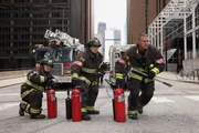 Bereit zum Einsatz, v.li.: Randy Flagler als Capp, Anthony Ferraris als Tony, Taylor Kinney als Kelly Severide