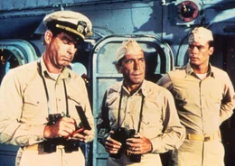 Lieutnant Keefer, (Fred MacMurray, links) und F&auml;hnrich Willie Keith (Robert Francis, rechts) glauben, dass Kapit&auml;n Philip F. Queeg (Humphrey Bogart) verr&uuml;ckt geworden ist.