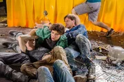 Der verhaltensauff&auml;llige Tom (Jascha Rust, Mi.) beim Teigcatchen. Stefan Vollmer (Hendrik Duryn) will schlichten.
