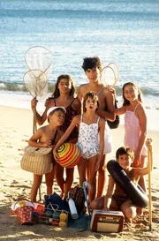 Sie haben es faustdick hinter den Ohren: Titi (Benjamin Sacks, li.vo.), Fr&eacute;d&eacute;rique (Julie Bataille, 2.v.l.), Sophie (Candice Lefranc, Mi.vo.), Daniel (Alexis Derton, Mi. hi.), Ren&eacute; (Maxime Boidron, re.vo.) und Suzanne (Emmanuelle Boidron, re.) am Strand.