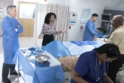 K&ouml;nnen sich Dr. Maxwell (Mark Moses, l.), Maggie (Kelly McCreary, 2.v.l.) und Richard (James Pickens Jr., r.) auf eine Behandlungsmethode einigen, als es darum geht, Miranda zu retten?