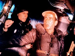 KinoKlassiker - Jahrhundertfilme: "Die Caine war ihr Schicksal". Im Bild: F&auml;hnrich Willie Keith (Robert Francis) mu&szlig; hautnah miterleben, wie der Captain (Humphrey Bogart) w&auml;hrend eines Sturms versagt und in Panik ger&auml;t.