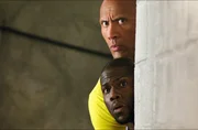 Calvin (Kevin Hart, u.) und Bob (Dwayne Johnson, o.) decken eine Verschw&ouml;rung auf.