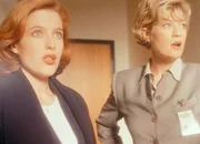 Scully (Gillian Anderson, l.) und Det. Angela White (Dana Wheeler-Nicholson, r.) sind entsetzt, als sich der Sarg eines Opfers der mysteri&ouml;sen Reihe von Todesf&auml;llen w&auml;hrend der Bestattungsfeier selbst entz&uuml;ndet.