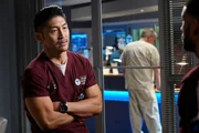 Er muss einen harten Entscheid f&auml;llen, l-r: Brian Tee als Dr. Ethan Choi, Roland Buck III als Noah Sexton
