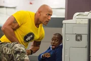 Eines Tages taucht pl&ouml;tzlich Bob (Dwayne Johnson, l.) an Calvins (Kevin Hart, r.) Arbeitsplatz auf und dieser traut seinen Augen kaum: Der &uuml;bergewichtige Junge von fr&uuml;her ist zu einem supercoolen Muskelpaket geworden, das im Auftrag der CIA die Welt rettet.