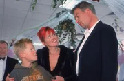 Rita (Gaby K&ouml;ster) und Horst (Frank Vockroth, re.) sind alles andere als begeistert, dass Markus (Marius Theobald) seine festliche Kleidung durch legerere Klamotten ausgetauscht hat...