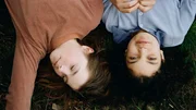 Lena (Maia Domagala) und Farah (Perla Atik) freunden sich an.