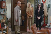 Der Vermieter (Paul Tigue, l.) von Max' (Kat Dennings, r.) und Carolines (Beth Behrs, M.) Wohnung will die Pacht verl&auml;ngern. Das Problem ist, dass der Vertrag zu einer unschlagbar g&uuml;nstigen Miete nicht auf den Namen der Kellnerinnen l&auml;uft, sondern auf den in die Jahre gekommenen Vorbesitzer ...
